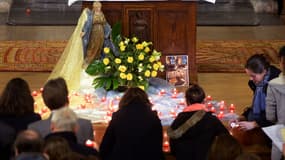 De nombreuses personnes se sont recueillies en soutien au père Georges à Sceaux le 14 novembre 2013.