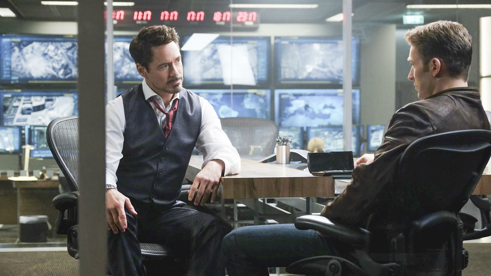 Robert Downey Jr. face à Chris Evans dans "Captain America: Civil War" Robert Downey Jr. face à Chris Evans dans "Captain America: Civil War"