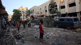 Des gens vérifient les dégâts après une frappe israélienne contre une école abritant des Palestiniens déplacés dans la ville de Gaza le 10 août 2024, qui a tué plus de 90 personnes