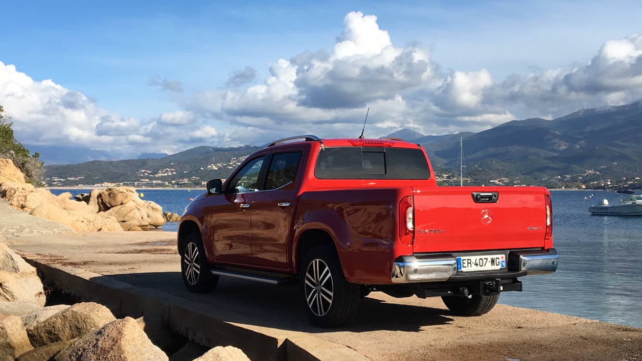 La benne du Classe X mesure presque 2,48 mètres carré, avec 1,59 mètre de long. La garde au sol est elle de 20 centimètres (22 en option). Le pick-up peut transporter un peu plus d’une tonne de matériel. La benne du Classe X mesure presque 2,48 mètres carré, avec 1,59 mètre de long. La garde au sol est elle de 20 centimètres (22 en option). Le pick-up peut transporter un peu plus d’une tonne de matériel.