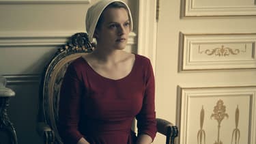 Elizabeth Moss dans la série Handmaid's Tale (La servante écarlate)