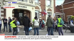 Mobilisation en cours de militants écologistes devant la mairie de Lesquin contre le projet d'extension de l'aéroport de Lille