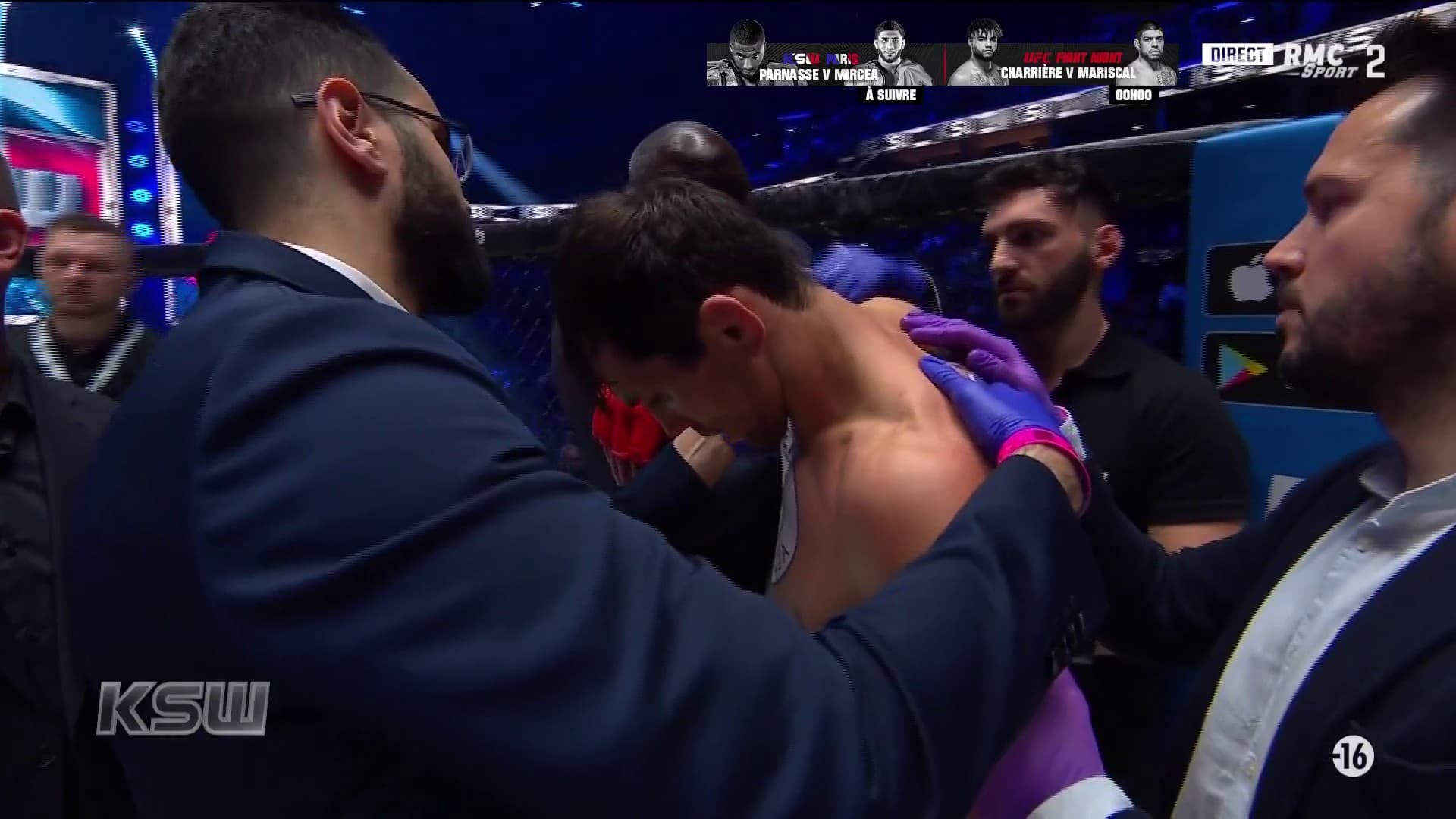 Ziolkowski se fait remettre l'épaule lors de son combat contre Varela au KSW Paris, 6 avril 2024 Ziolkowski se fait remettre l'épaule lors de son combat contre Varela au KSW Paris, 6 avril 2024