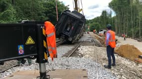 Une fois le train dégagé de la voie, des travaux de réparation ont été engagés à Courcelle-sur-Yvette.