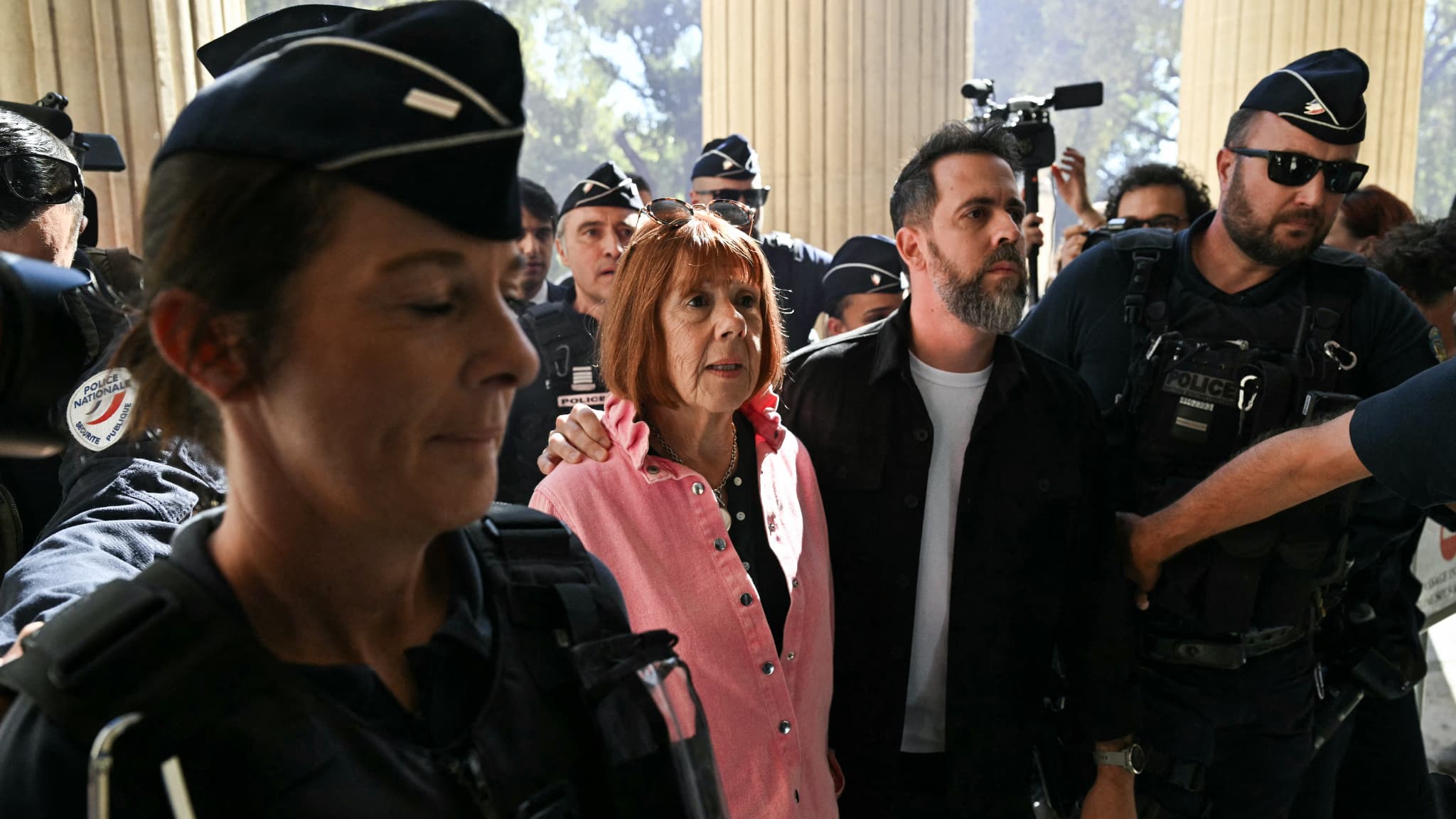 VIOLS DE MAZAN: LES IMAGES DE L'ARRIVÉE DE GISÈLE PELICOT SOUS LES APPLAUDISSEMENTS POUR LE PROCÈS EN APPEL