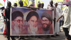 De gauche à droite, les ayatollahs Ali Khamenei, Ruoholah Khomeini et le chef du Hezbollah Hasan Nasrallah. Le 25 juillet au nord du Nigeria.