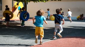 De jeunes enfants en train de jouer dans la cour de récréation d'une école de Toulouse (Photo d'illustration).