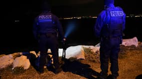 Les policiers ont été déployés à Marseille, pour rechercher la fillette portée disparue après avoir été emportée par une vague. 