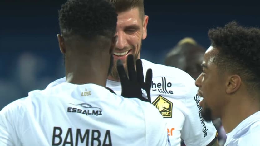Xeka et Bamba jouent à shifumi pendant Montpellier-Lille, le 12 février 2022