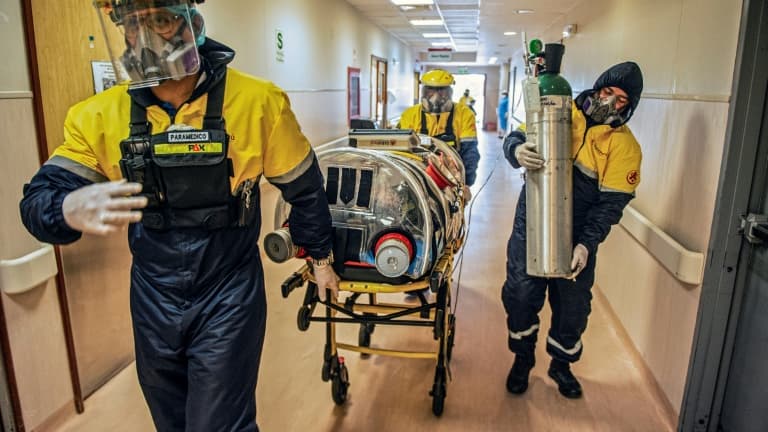 Un patient atteint du coronavirus arrive à l'unité de soins intensifs de l'hôpital Rebagliati, à Lima, après avoir été transporté dans une "capsule de sécurité" à bord d'un avion-ambulance depuis l'aéroport d'Iquitos, le 1er septembre 2020 au Pérou