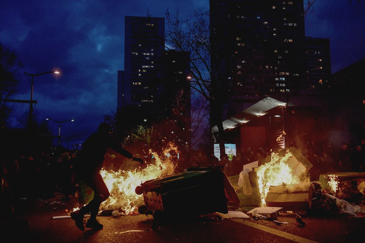 Jeunes Agenouill S Et Mains Sur La T Te Feux De Poubelles Les Images De La Manifestation De