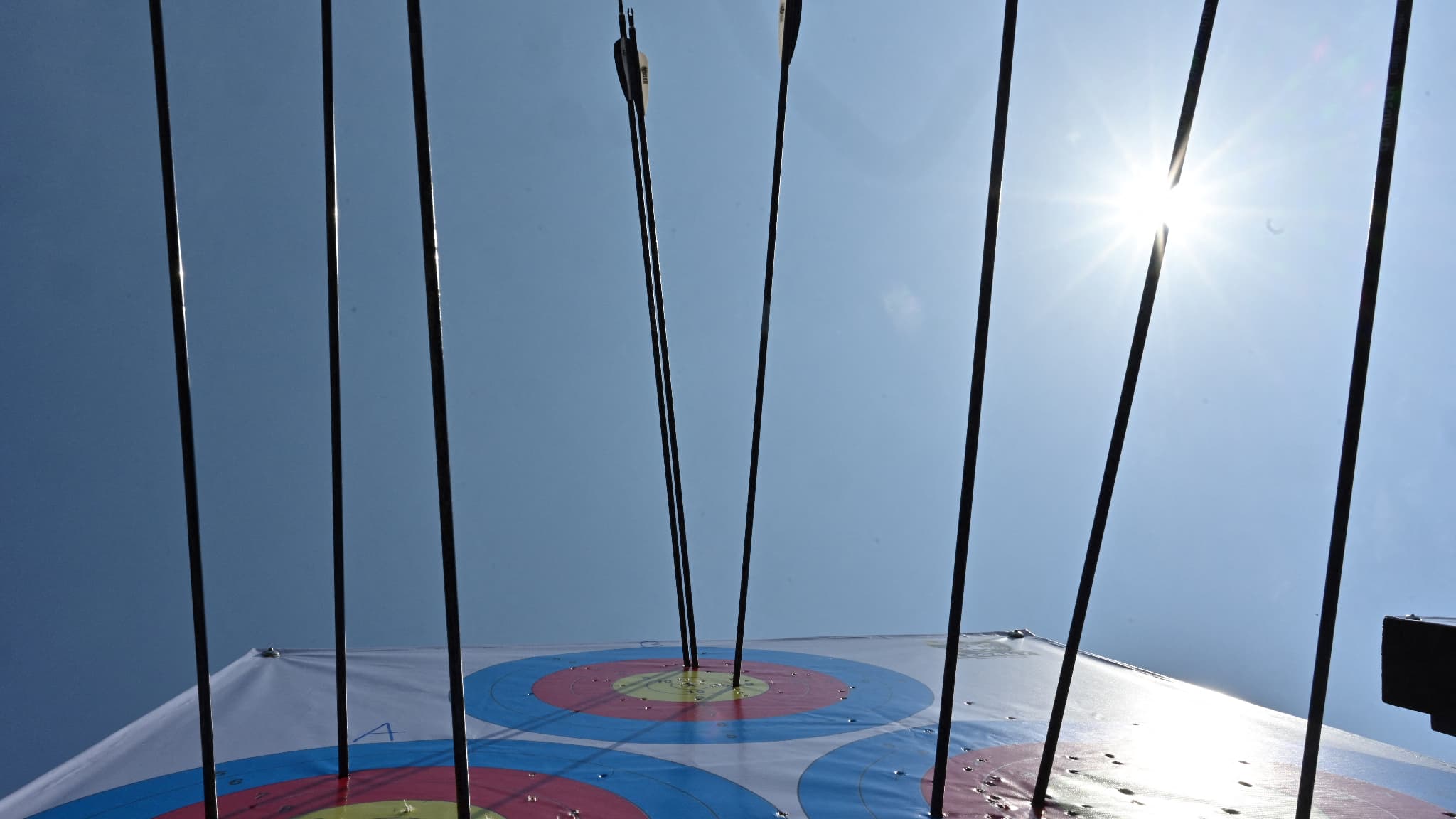 “Drunken Man Arrested for Street Archery in Anglet, Pyrénées-Atlantiques – Arrow Lands Directly in Passing Vehicle”