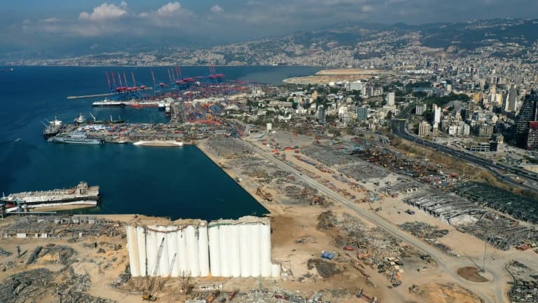 Vue aérienne le 26 août 2020 du port de Beyrouth et des silos de grains détruits après l'explosion survenue au début du mois.