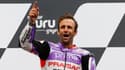 Le pilote français Johann Zarco chante La Marseillaise sur le podium après sa victoire au GP d'Australie
