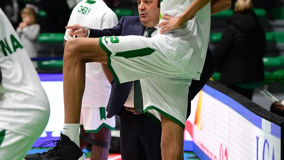 Voir Victor Wembanyama à côté de Pascal Donnadieu, coach de Nanterre, permet de mieux réaliser les dimensions géantes du garçon