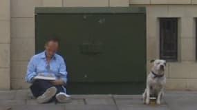 John Dolan s'est fait remarquer à force de dessiner son chien dans les rues de Londres.