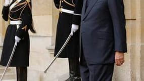 La popularité du Premier ministre François Fillon, qui a exprimé son souhait de rester à Matignon après le remaniement prévu fin novembre, est confortée par deux nouveaux sondages parus vendredi. /Photo prise le 5 novembre 2010/REUTERS/Benoît Tessier