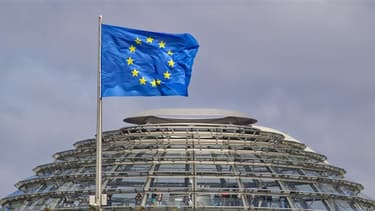 Drapeau européen sur le dôme du palais du Reichstag, siège du Bundestag. Le gouvernement conservateur allemand et l'opposition sociale-démocrate (SPD) sont parvenus jeudi à un accord sur des mesures en faveur de la croissance. Cet accord permettra la rati