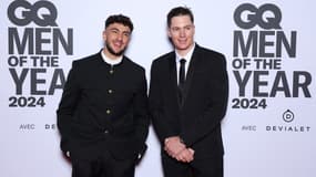 Le youtubeur Inoxtag et l'alpiniste Mathis Dumas lors d'une cérémonie GQ à Paris, le 20 novembre 2024.