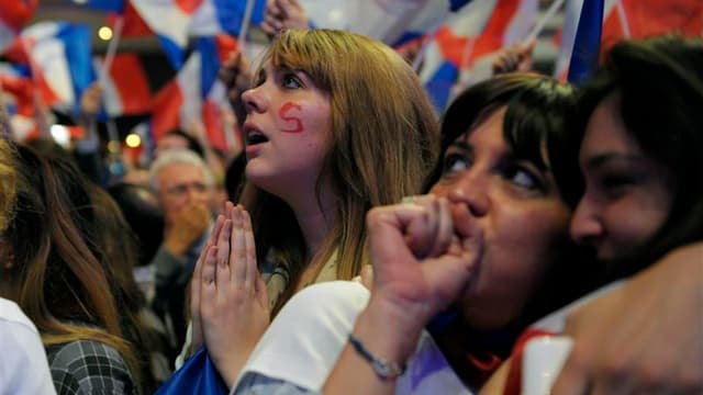Les militants venus dimanche à la Mutualité à Paris dire "merci" à Nicolas Sarkozy ont accueilli avec tristesse et amertume la défaite de leur candidat tandis que les responsables de l'UMP ne parlaient que du "troisième tour", les élections législatives.