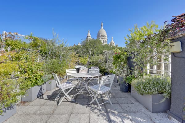 Butte Montmartre : appartement dans un immeuble Art Déco situé dans dans le 18e dispose d'une terrasse de 30m² avec une vue imprenable sur le Sacré-Cœur. Butte Montmartre : appartement dans un immeuble Art Déco situé dans dans le 18e dispose d'une terrasse de 30m² avec une vue imprenable sur le Sacré-Cœur.