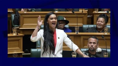 
La députée néo-zélandaise Hana-Rawhiti Maipi-Clarke au parlement, le 14 décembre 2023
