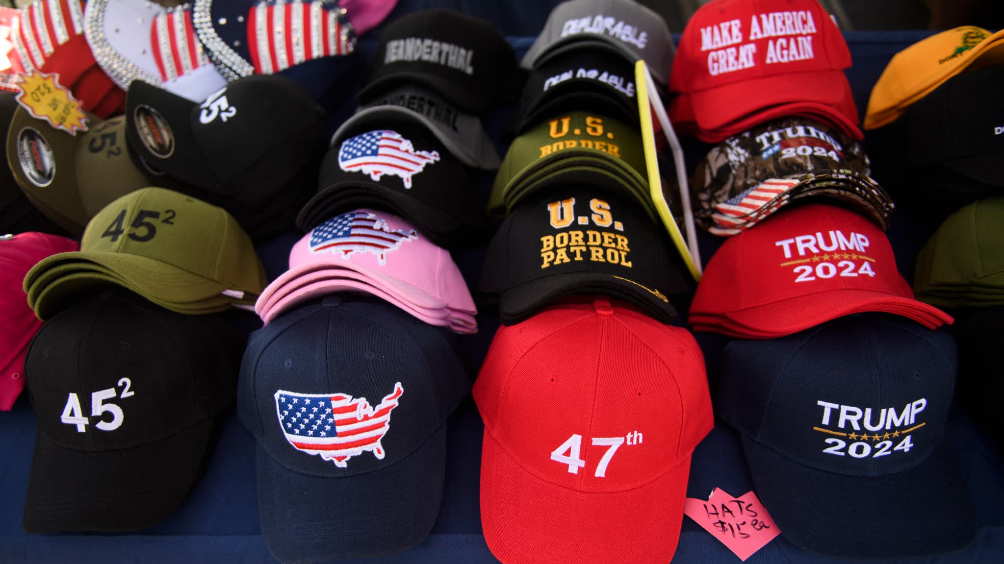 Des casquettes à la gloire de Donald Trump 