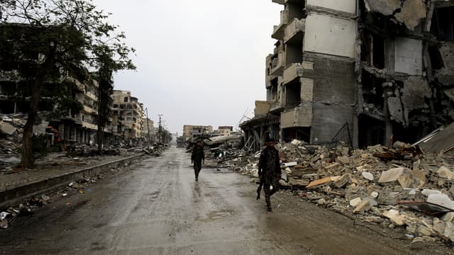 Des membres des Forces démocratiques syriennes à Raqqa, le 28 octobre, après que la ville a été reprise aux mains des jihadistes.