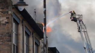 Un pompier pulvérise de l'eau pour éteindre à Glasgow, en Écosse, le 23 mai 2014. Photo d'illustration