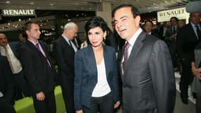 Rachida Dati et Carlos Ghosn assistent à la présentation par Renault de la voiture officielle du Festival de Cannes, « Latitude », lors du Mondial de l'automobile 2010 au Parc des Expositions de la Porte de Versailles, le 30 septembre 2010 à Paris, en France. 