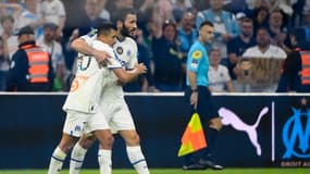 Sanchez célèbre son but avec Kolasinac lors d'OM-Auxerre.