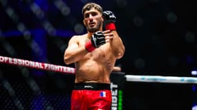 Baris Adiguzel lors de sa victoire par KO dans la catégorie des -61kg face à Julien Lopez au PFL le 26/09/2025