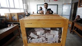 Dans un bureau de vote à Alexandrie, mardi. L'annonce des résultats de la première phase des élections législatives, qui s'est déroulée lundi et mardi en Egypte, a été reportée à vendredi, au lieu de ce jeudi, afin de permettre de terminer les opérations