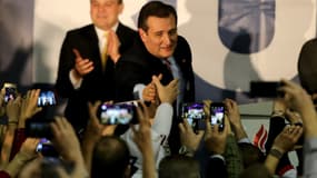 Ted Cruz salue ses supporters après sa victoire dans l'Iowa, le 1er février 2016.