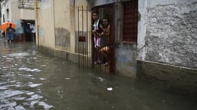 Des habitants de La Havane observent une rue inondée, le 3 juin 2022.