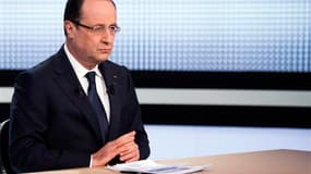 La cote de popularité de François Hollande continue de plonger, malgré son intervention de jeudi dernier sur France 2, selon un sondage de l'institut Ifop pour l'hebdomadaire Paris Match. /Photo prise le 28 mars 2013/REUTERS/Fred Dufour/Pool