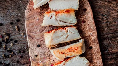 Umiami a créé un procédé permettant de transformer une sorte de pâte à crêpes en un produit s'apparentant, par sa texture fibreuse et son goût, à un filet de poulet.