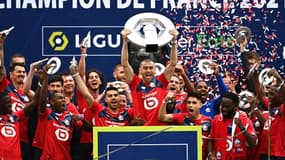 Les joueurs de Lille avec le trophée de l'Hexagoal