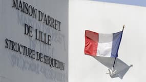 Le ministre français de l'Intérieur Manuel Valls dénonce une faille de sécurité dans l'évasion du détenu Redoine Faïd à l'aide d'explosifs et d'un pistolet automatique. "On peut appeler ça une faille, sans aucun doute, si l'on peut faire rentrer des explo