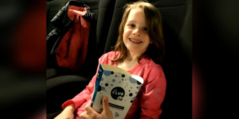 La petite Elise, 7 ans, contaminée par la bactérie E.coli après avoir mangé un bout de morbier au lait cru.