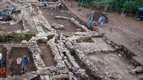 Des archéologues ont découvert neuf tombes de la culture Huari au Pérou, à une trentaine de kilomètres du Machu Picchu, sur le site d'Espiritu Pampa, dans la région de Cuzco. Les archéologues ont notamment trouvé plus de 100 céramiques, 233 pièces d'argen