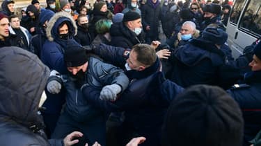 Des affrontements opposent des manifestants soutenant l'opposant russe Alexeï Navalny à la police dans la ville de Vladivostok le 23 janvier 2021