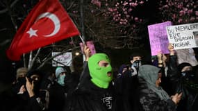Un manifestant tient un drapeau turc lors d'un rassemblement de soutien au maire d'Istanbul arrêté dimanche 23 mars, près de l'hôtel de ville d'Istanbul (Turquie), le 25 mars 2025.