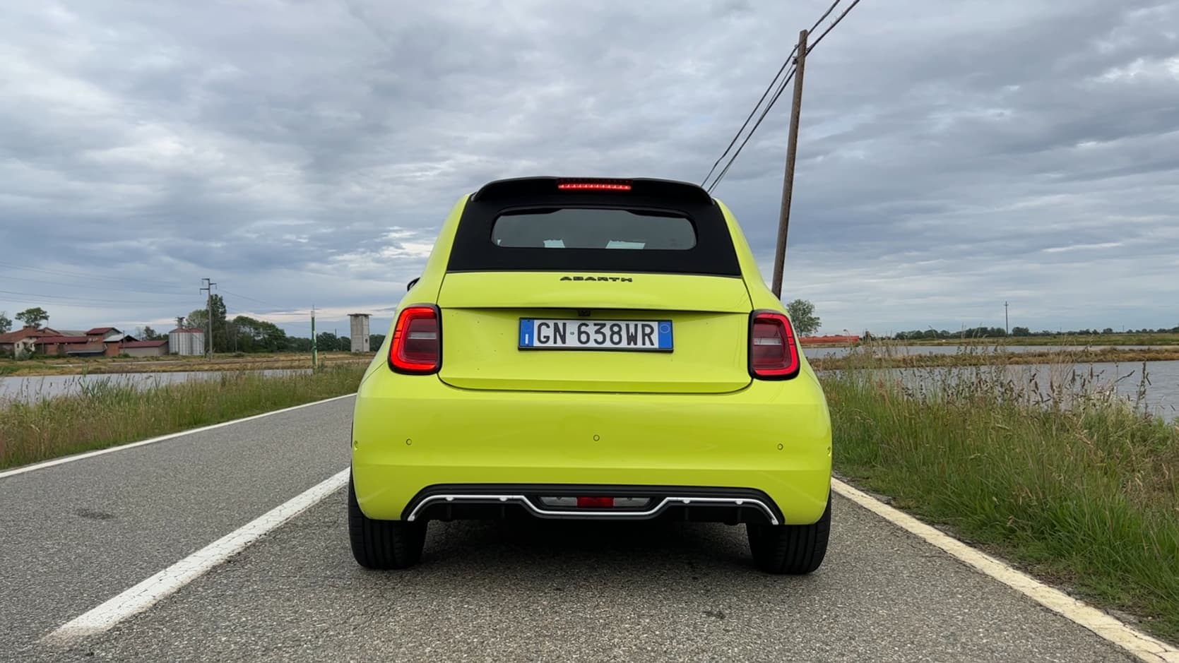L'Abarth 500e annonce un 0 à 100 km/h en 7 secondes. L'Abarth 500e annonce un 0 à 100 km/h en 7 secondes.