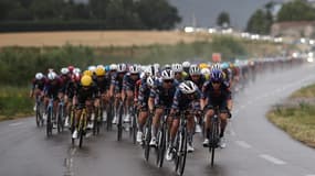 Le peloton sur les routes humides de la 178e étape du Tour de France, 23 juillet 2025
