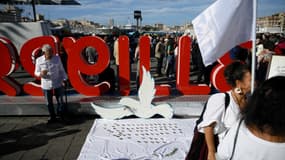 Des drapeaux blancs ont flotté sur le Vieux-Port de Marseille à l'occasion d'un rassemblement pour la paix entre Israël et les Palestiniens, le samedi 21 octobre 2023.