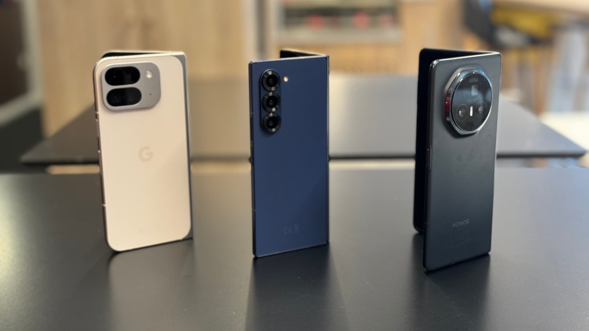 De gauche à droite: Google Pixel 9 Pro Fold, Samsung Galaxy Z Fold 6 et Honor Magic V3