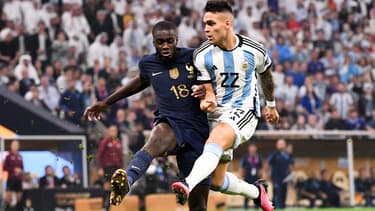 Lautaro Martinez face à Dayot Upamecano lors de la finale de la Coupe du monde France-Argentine