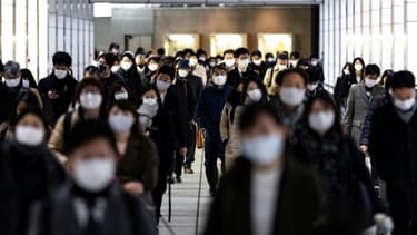 Des Japonais à la gare de Shinjuku, le matin, à l'heure de pointe, le 4 janvier 2021 à Tokyo