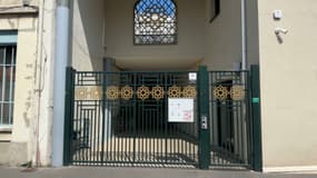 Une personne s'est introduite dans la mosquée Errahma de Villeurbanne dans la nuit de dimanche 1er à lundi 2 juin. À visage découvert, il s'est saisi d'un Coran, puis l'a brûlé avant de le déposer à l'extérieur de la mosquée.